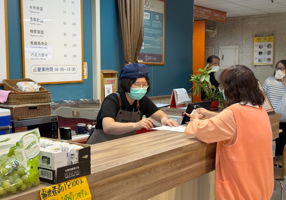 馬偕喜樂工作坊 讓身心障礙者重新找回自己! 39 01%E9%A1%A7%E5%AE%A2%E5%9C%A8%E6%AB%83%E6%AA%AF%E5%89%8D%E6%BA%96%E5%82%99%E9%BB%9E%E9%A4%90%E5%93%A1%E5%B7%A5%E7%86%9F%E7%B7%B4%E6%93%8D%E4%BD%9C%E9%BB%9E%E9%A4%90%E6%A9%9F%E5%8F%B0 1