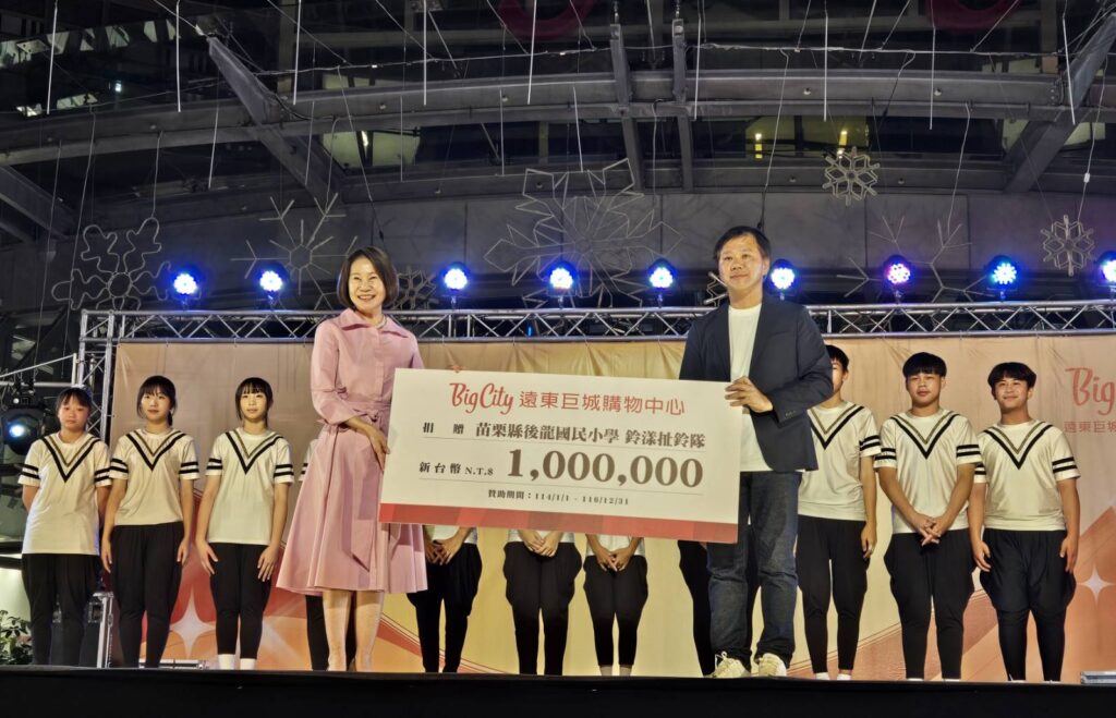 新竹遠東巨城聖誕樹點燈 「台灣之光」搖籃閃亮發光 41 114111511