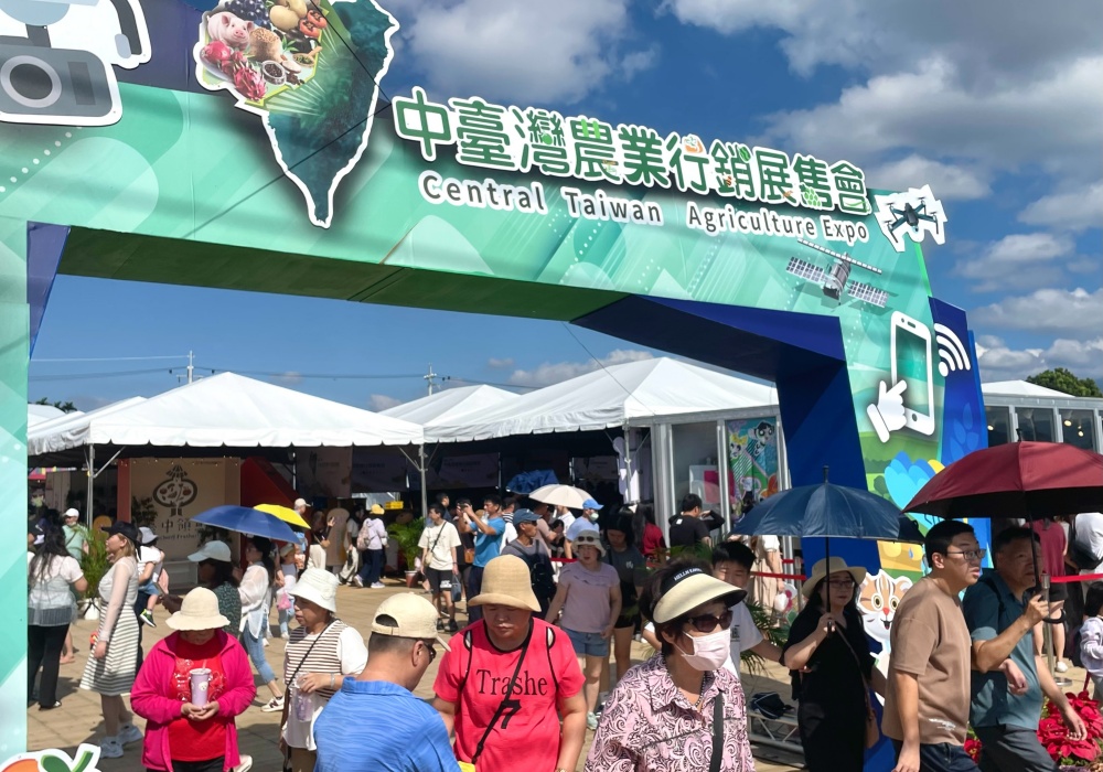 鳳凰颱風過後人潮爆發!臺中國際花毯節將突破百萬參觀人次 農特產品銷售飆破一千伍佰萬元 42 01%E8%87%BA%E4%B8%AD%E5%9C%8B%E9%9A%9B%E8%8A%B1%E6%AF%AF%E7%AF%80%E5%B0%87%E7%AA%81%E7%A0%B4%E7%99%BE%E8%90%AC%E5%8F%83%E8%A7%80%E4%BA%BA%E6%AC%A1 1