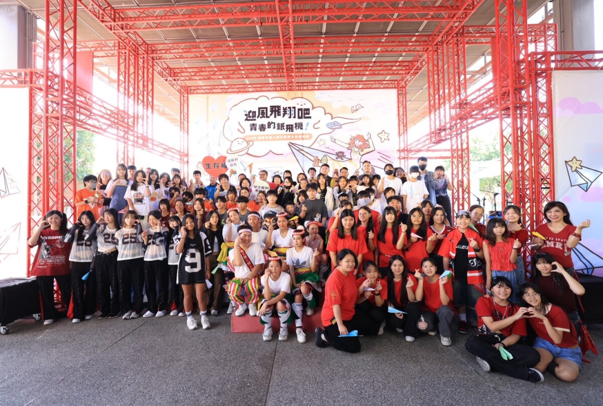 ▲迎風起飛!台中青少年登台秀自我,共慶國際兒童人權日。(圖/中市府提供)
