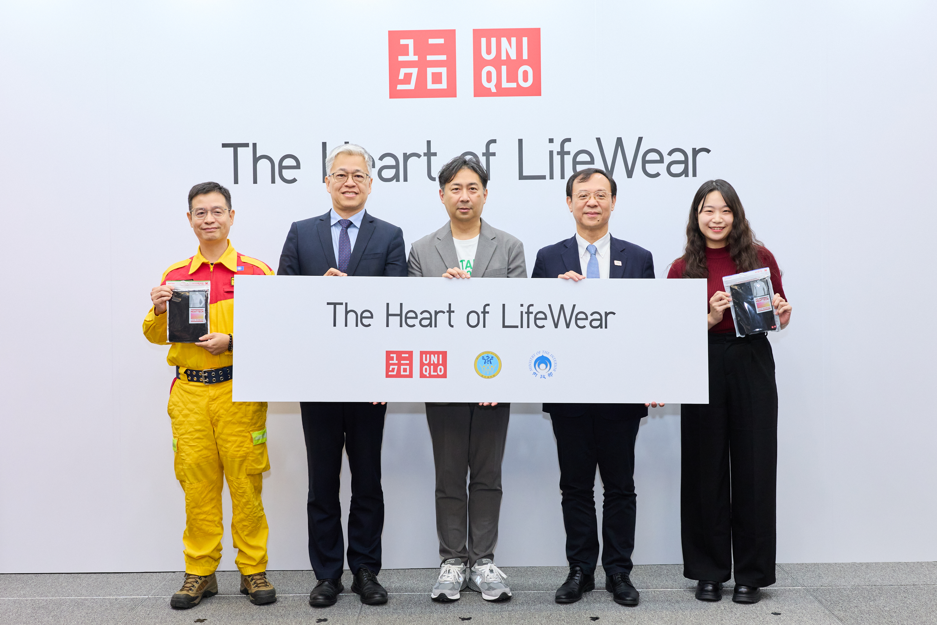 衛福部攜手UNIQLO送暖 捐贈15000件發熱衣  特殊功能衣庫 致敬社工與特搜隊英雄