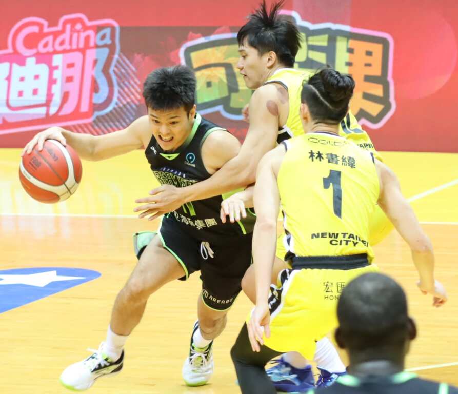 林俊吉親身示範本土後衛的進攻能力，是國王隊新生代球員場上生存的第一要件。 (潘安彥攝影)