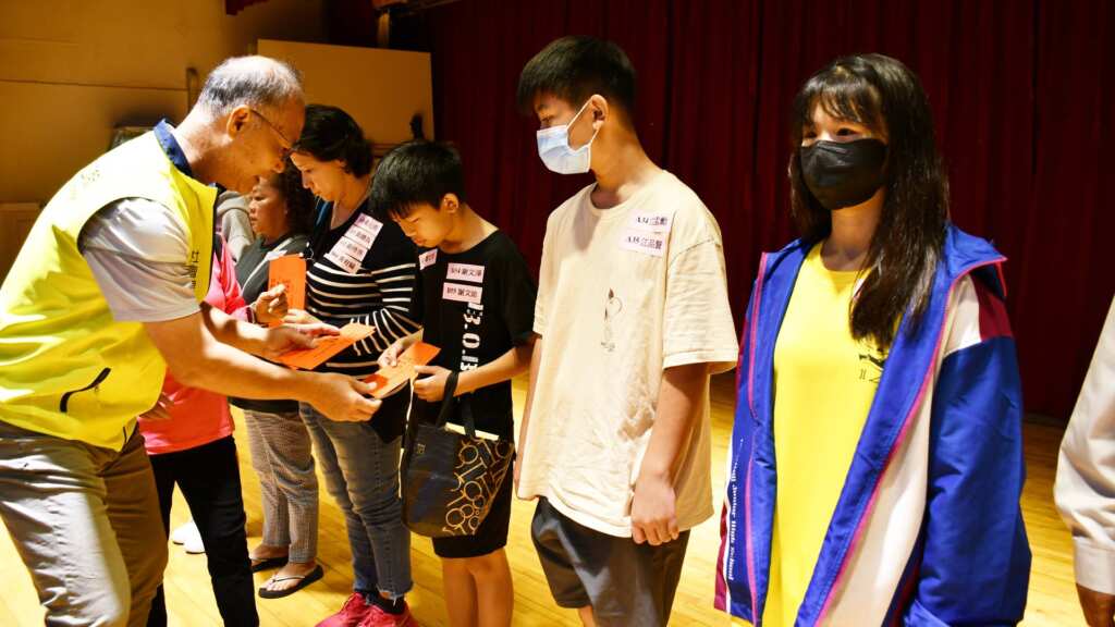 ▲彰化市公所社會課長吳澤生代表林世賢市長逐一發放教育補助費。(圖/彰化市公所提供)
