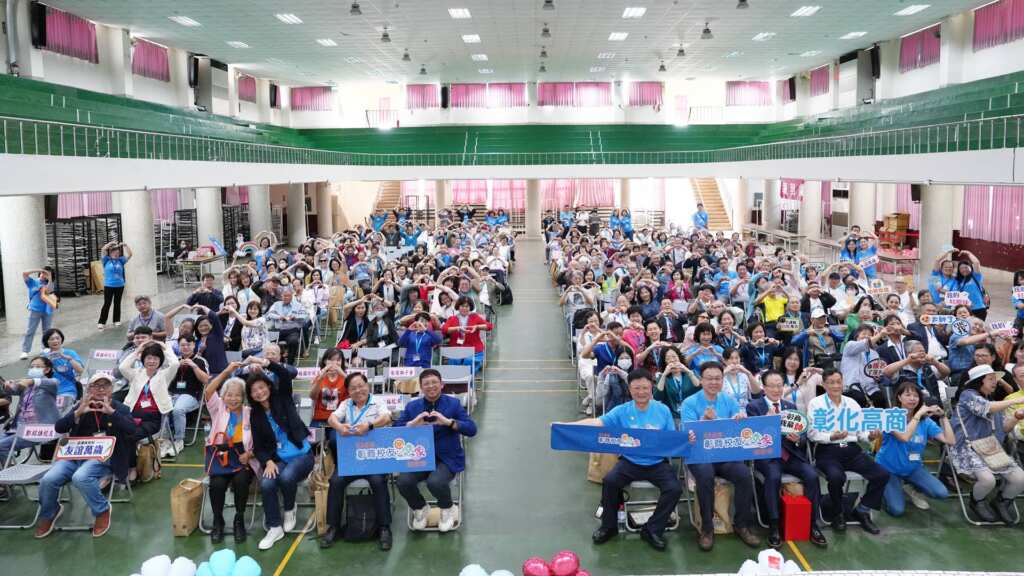 ▲彰商校友回娘家,齊聚雲崗慶團圓。(圖/彰商提供)