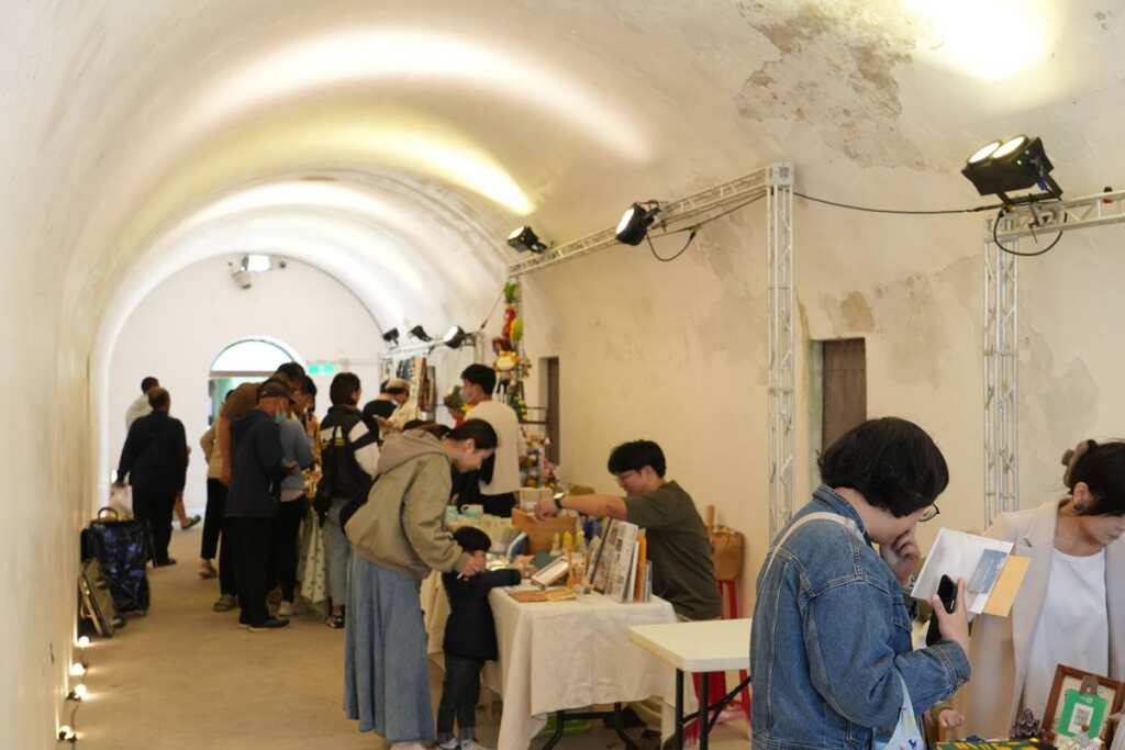 ▲在國定古蹟「金龜頭礮臺」舉辦「秋祭海洋文藝市集」。