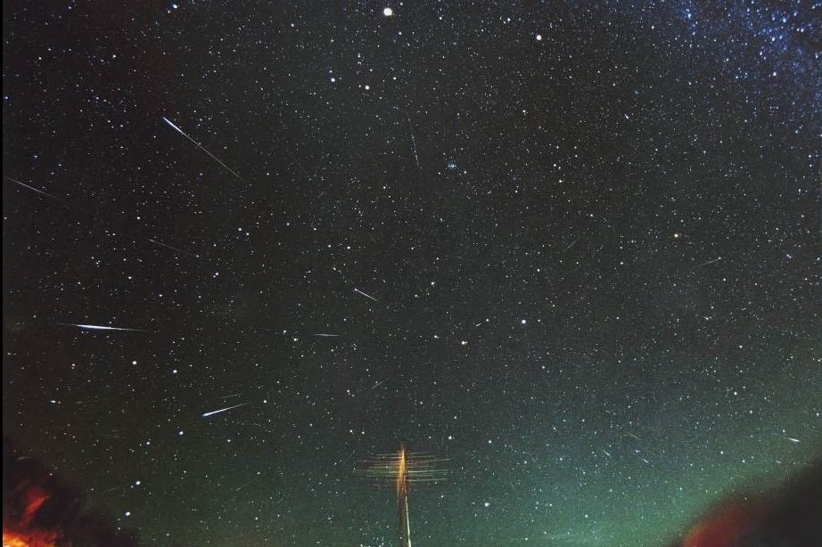 ▲臺北天文館於2001年獅子座流星雨大爆發時所拍攝的影像。
