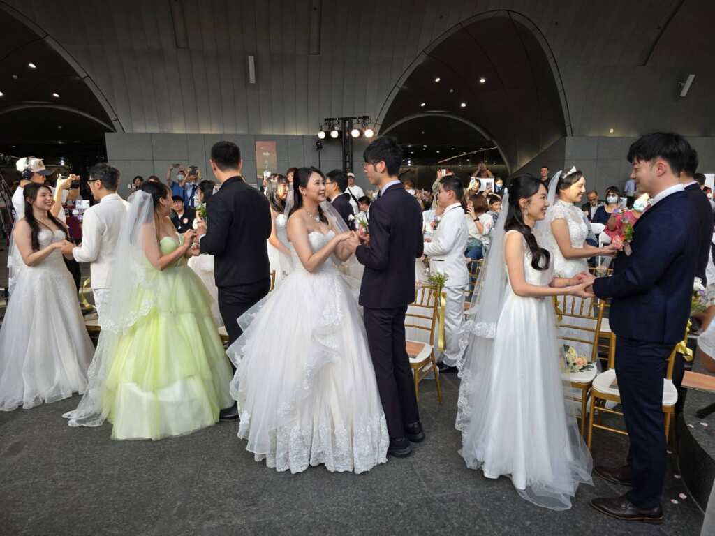 ▲臺北捷運集團婚禮，16對新人在親友見證下互許終身。