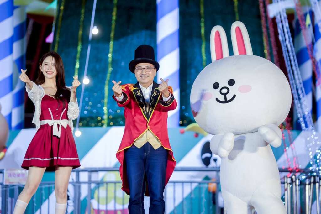 ▲侯友宜化身馬戲團團長，攜手啦啦隊女神李雅英與 LINE FRIENDS 人氣角色兔兔共同亮相，為這座全臺冬季焦點盛典點亮華麗序幕。