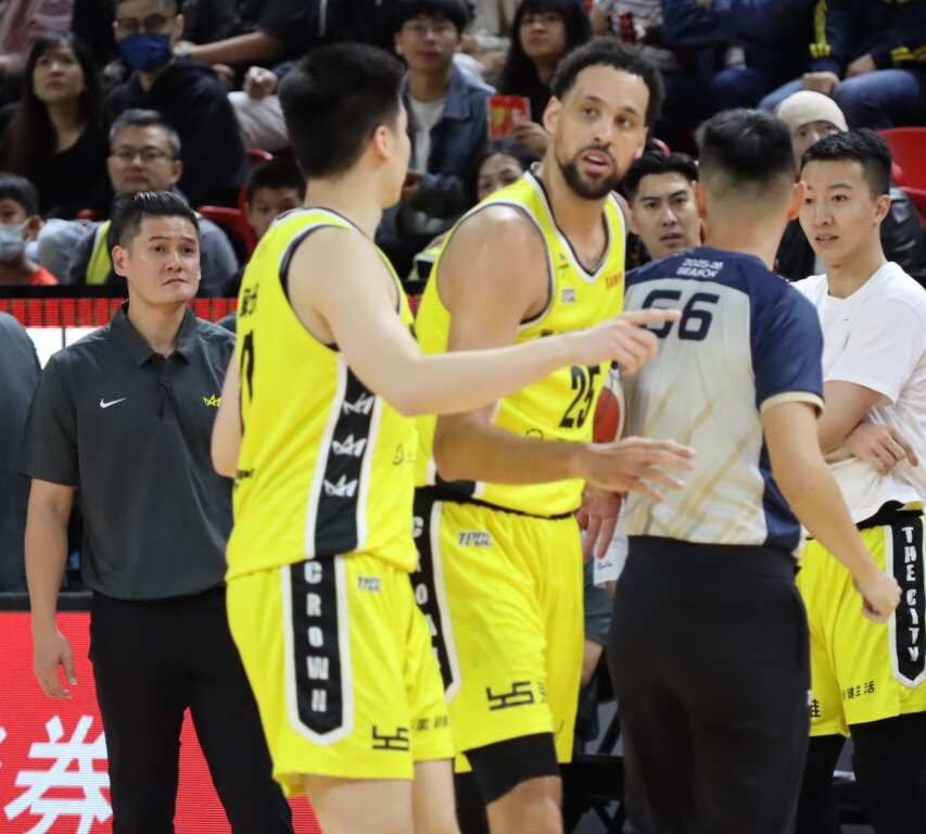 小胖洪志善(左)，正式成為TPBL第一位身兼總教練的現役球員。 (魏冠中攝影)