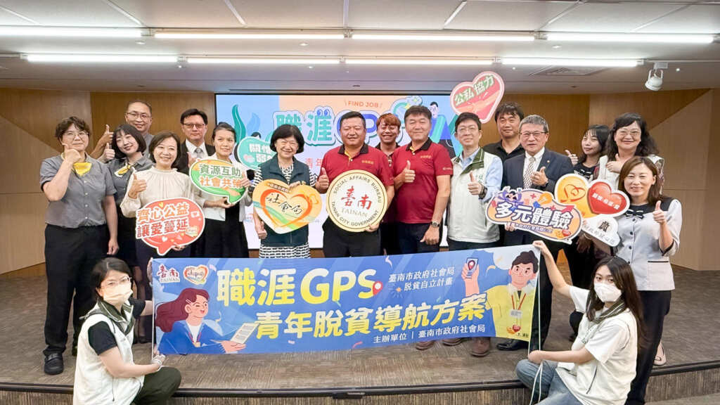▲與10家知名企業代表簽署企業工讀合作備忘錄。