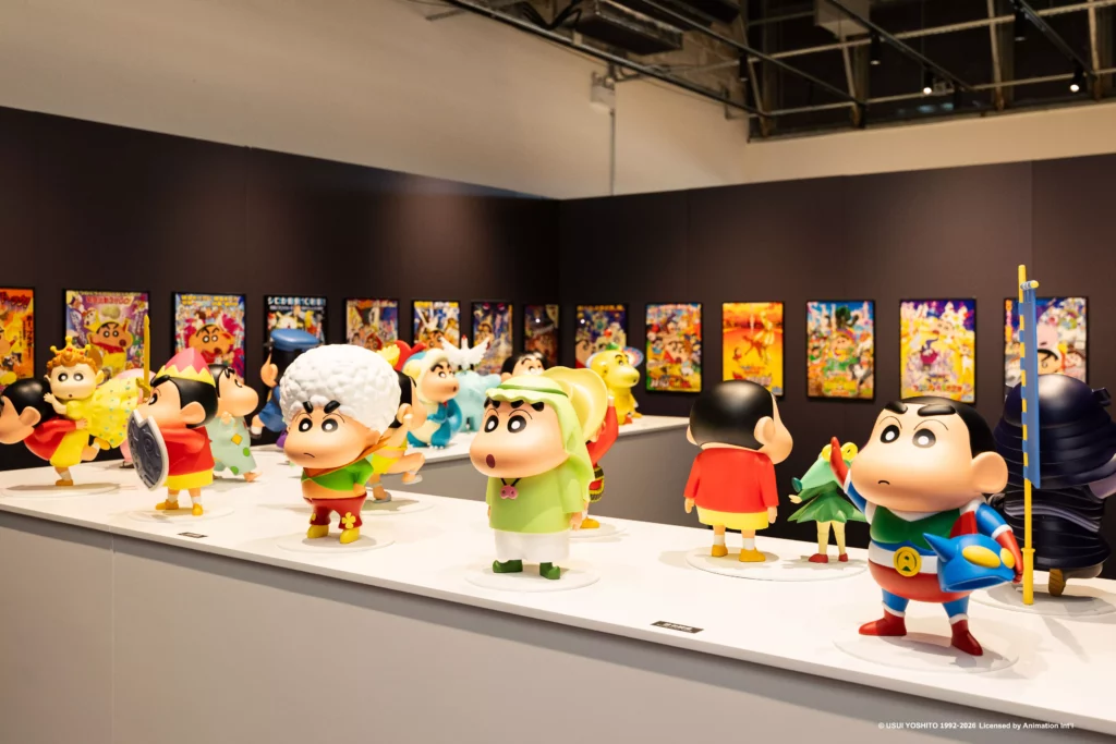 【蠟筆小新 玩轉!時空大冒險】除了帶來融合漫畫、動畫與電影場景的10大沉浸式主題展區,重現小新的奇想世界,更精心設計終極朝聖地「小新博物館」,鉅細靡遺呈現作品 35 年的創作軌跡與感動瞬間。