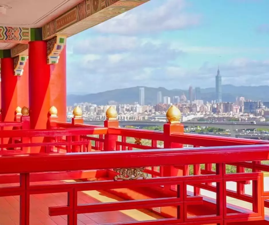 台北圓山大飯店萬元住房專案享總價值21,922元的尊榮之旅,包括東密道文化導覽行程、金龍餐廳宵夜套餐及精緻早餐2客,從早到晚盡享圓山的獨特魅力。圖/圓山大飯店提供