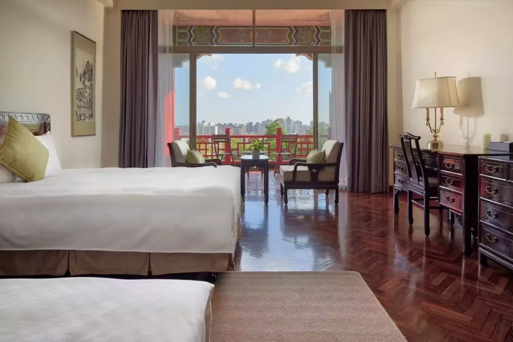 高雄圓山大飯店即日起至明年2月13日止推出限時「買二送二」住房優惠組合,開放旅客於平日週日至週五入住,等於四間房同享萬元超驚喜價。圖為市景雙人房/圓山大飯店提供