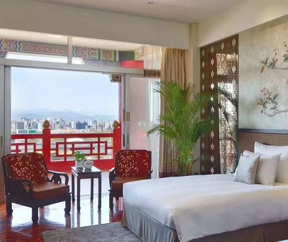 民眾可任選高雄圓山「市景雙人套房1間+市景雙人房1間」或「市景四人客房2間」方案,每組兩房10,000元(不含早餐),再享買一組送一組超值優惠。圖為市景雙人套房/圓山大飯店提供