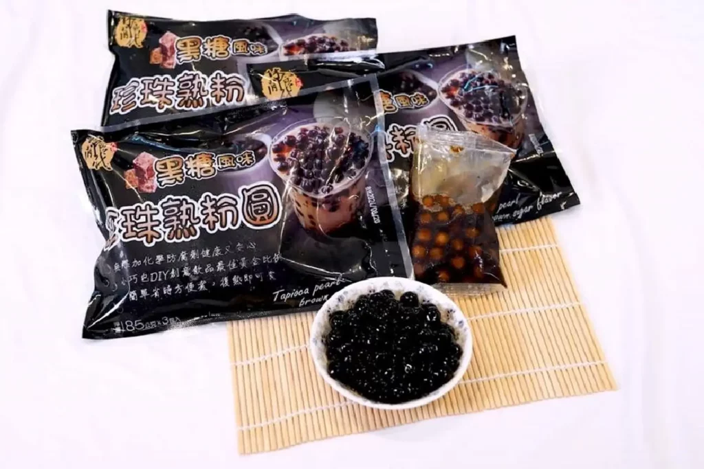 加熱後的珍珠直接倒入冰鮮奶或冰咖啡中,即可迅速完成一杯經典的「黑糖珍珠撞奶」。