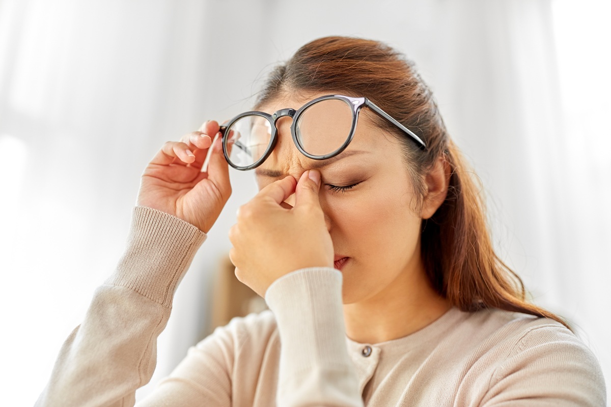他視力模糊以為用眼過度，竟是「青光眼」！ 醫點名高危習慣  趴睡、領帶太緊都中