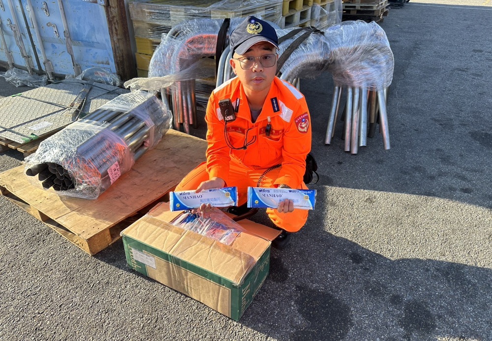 防範非洲豬瘟境外移入 金門海巡員截獲中國產製農藥 262 cnews204251115a01