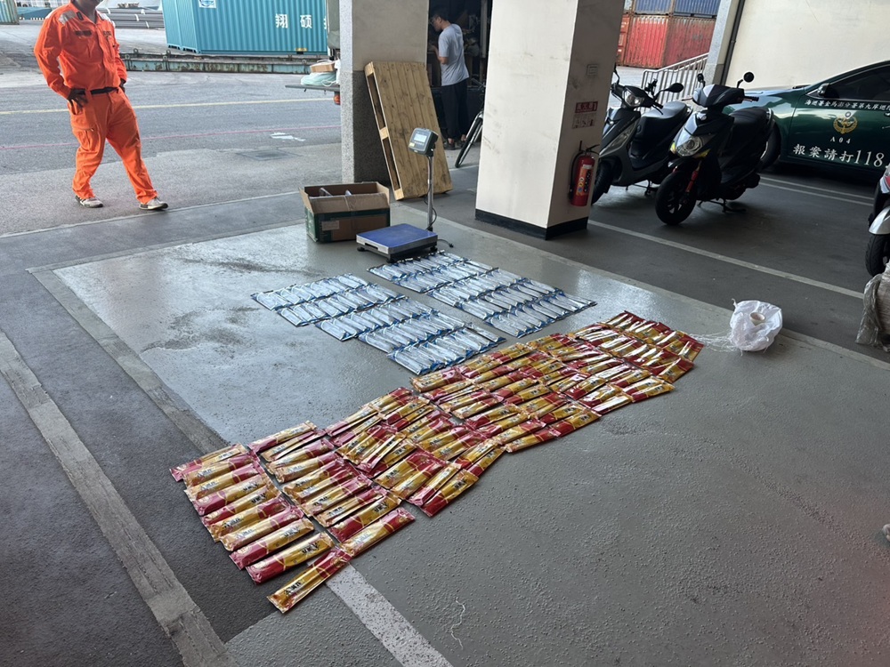 防範非洲豬瘟境外移入 金門海巡員截獲中國產製農藥 263 cnews204251115a02