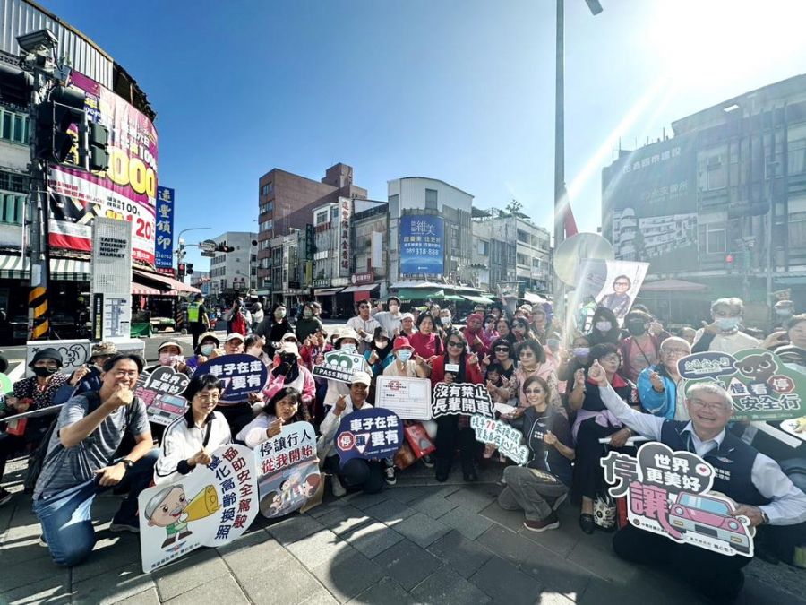 公路局及高雄區監理所攜手代言人沈文程 快閃宣導高齡換照新制