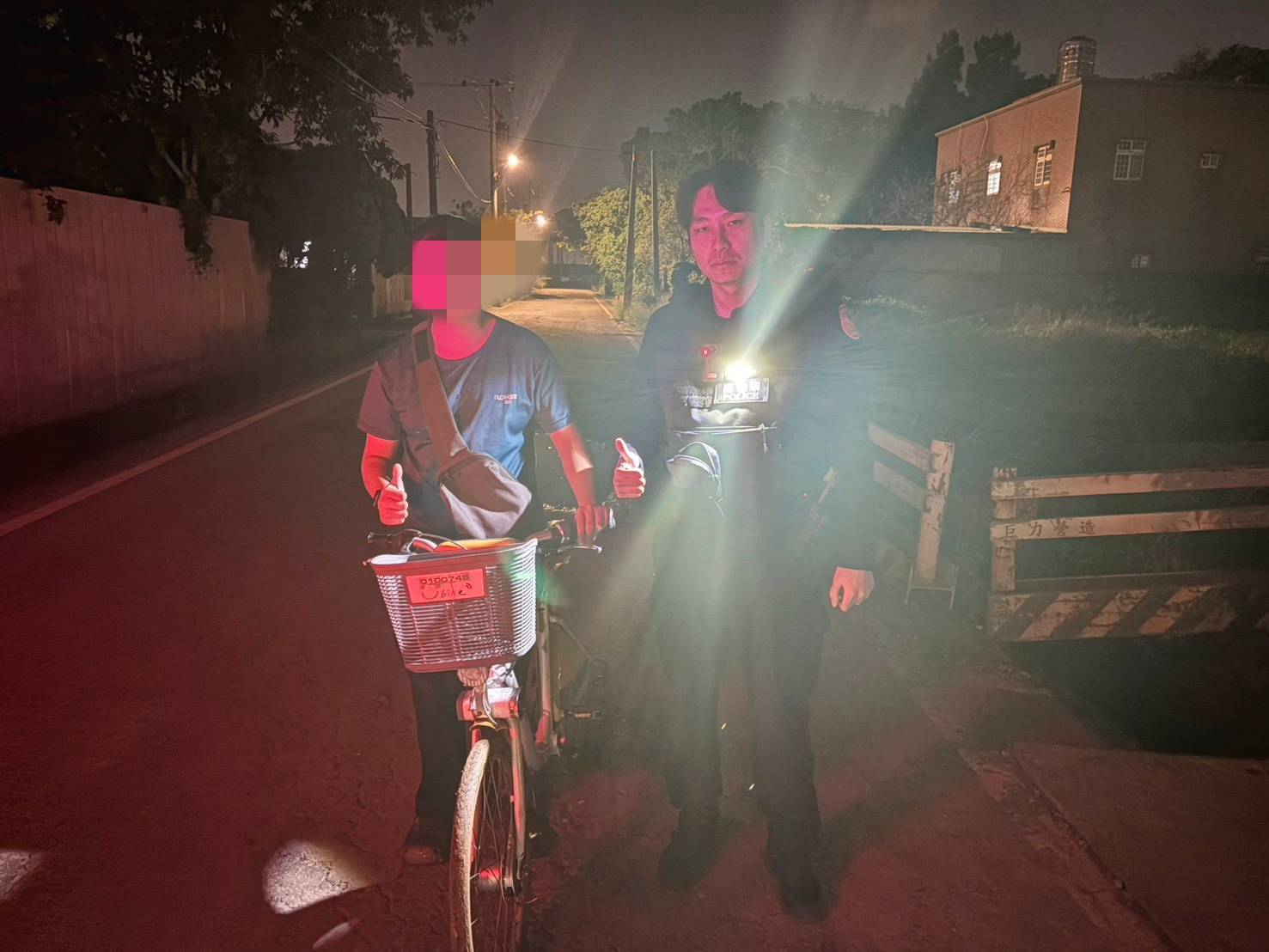 少年誤闖工地身陷泥濘 大園警方深夜引導助脫困 400444
