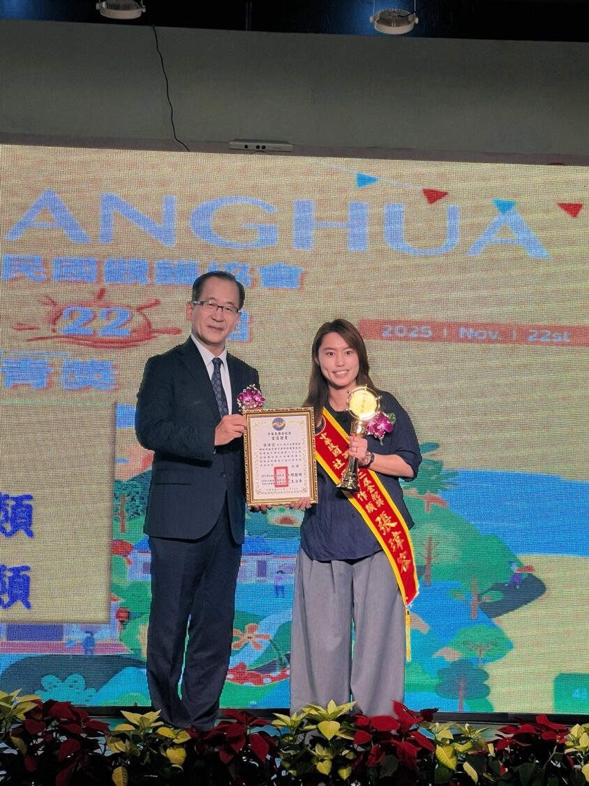 新竹市少年輔導委員會輔導組長張瑋容(右)於「114年金舵獎」頒獎典禮中獲頒「社區工作類」獎項,由典禮主辦單位代表親自授證,展現其在少年輔導工作的長期投入與專業貢獻。(圖/記者張家燁翻攝)