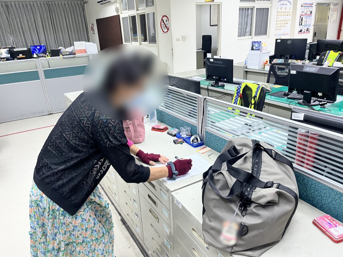 ▲人在國境之南曬太陽行李沒跟上 警讓故事圓滿收場。