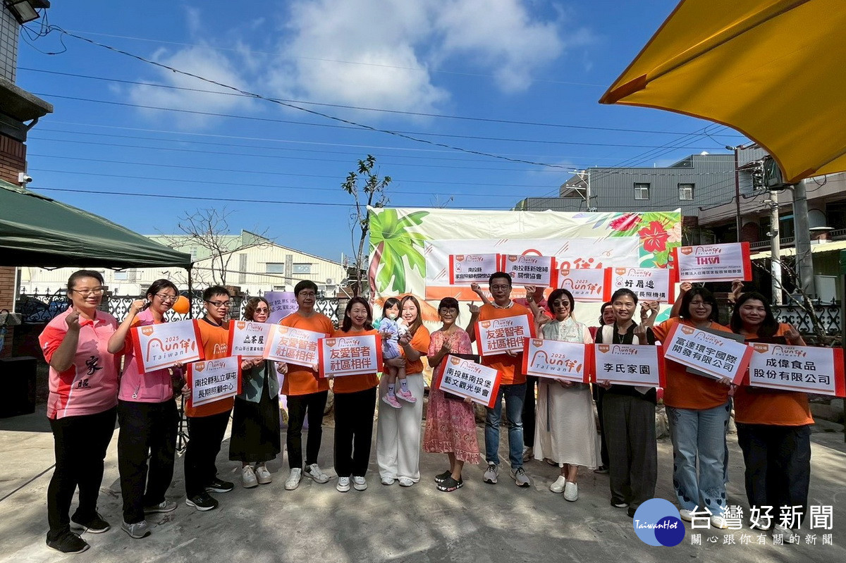 地方團體陪長者出門健行受到肯定。（家庭照顧者關懷協會提供）