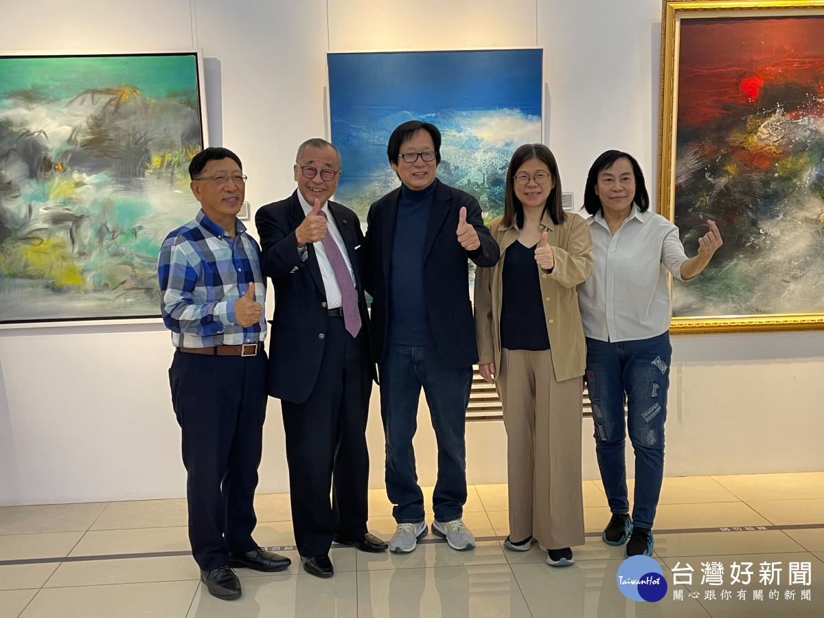 總統府前資政廖了以(左2)及國美館長陳陳貺怡(右2)等貴賓出席畫展開幕儀式。