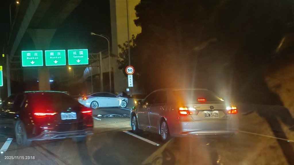 影/特斯拉國道失控!超車後自撞內側護欄 再衝外側撞交流道護欄