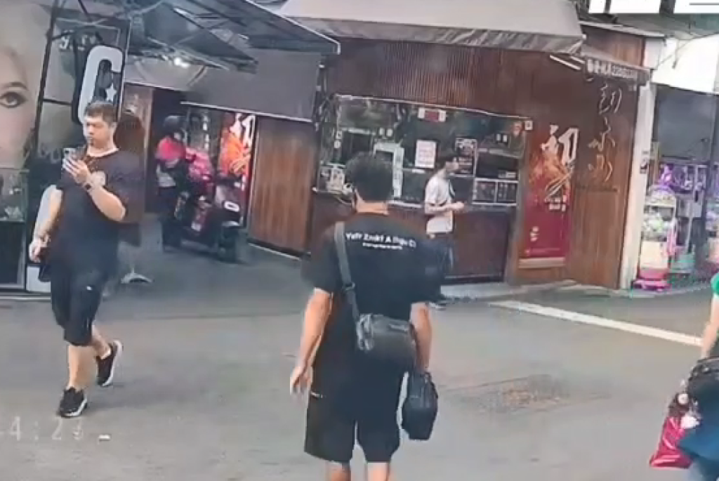 一中商圈出現竊賊!回收業者下車收廢油大意未上鎖-遭黑衣男偷走車上錢財