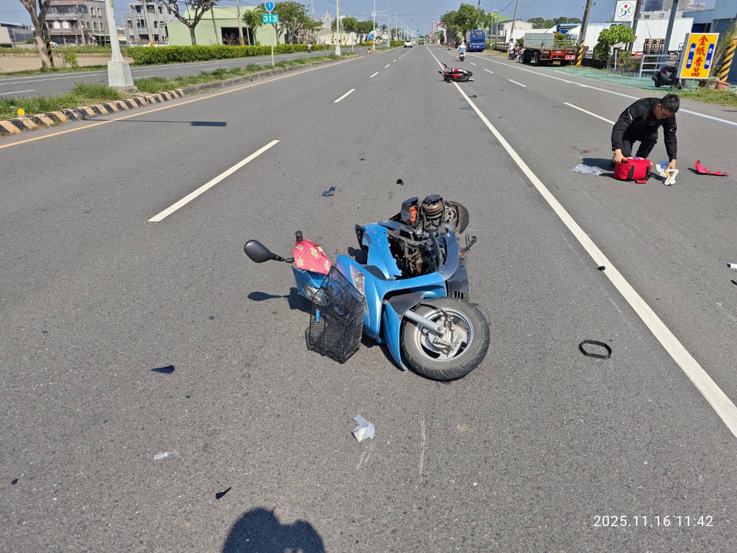 ▲台南善化嚴重車禍!2騎士碰撞「噴飛」車殼四散 女騎士OHCA搶救(圖/記者王俊勝 翻攝,下同)