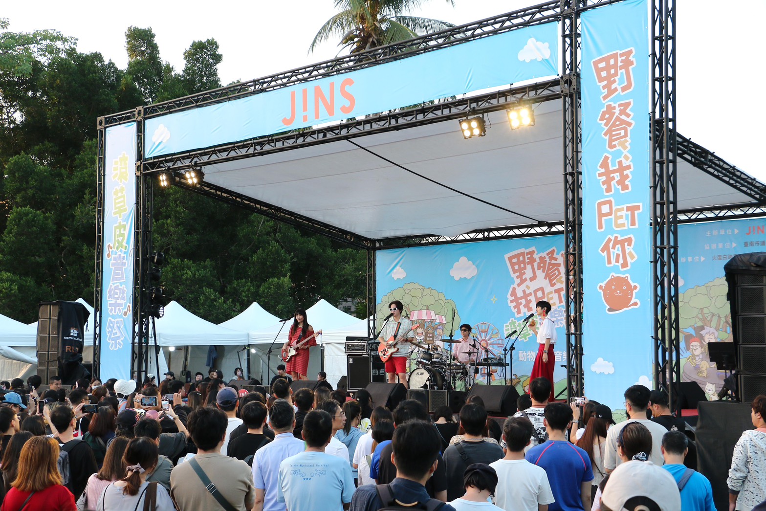 ▲台南最萌派對!3千人擠爆「滾草皮音樂祭」 市長黃偉哲抱幼犬逛市集全場融化(圖/JINS 提供)