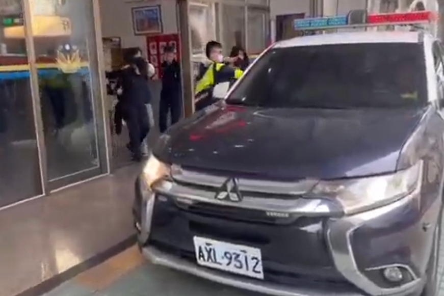 跨國扒竊集團再度踢鐵板 臺灣檢警聯手24小時猛追擒獲守護觀光 53 MEITU 20251116 160246141