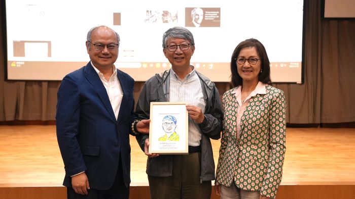 接軌全球科技產業 龍華科大榮譽講座教授楊光磊再次開講 43 《圖說》葛自祥校長〈左〉代表學校致贈文創紀念品,並邀請楊光磊博士於龍華科技大學「大師牆」留名。(龍華科大提供)