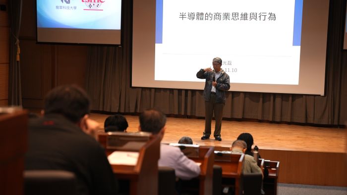 接軌全球科技產業 龍華科大榮譽講座教授楊光磊再次開講 44 《圖說》楊光磊博士以榮譽講座教授身分蒞校,分享「半導體的商業思維與行為」專題演講。(龍華科大提供)
