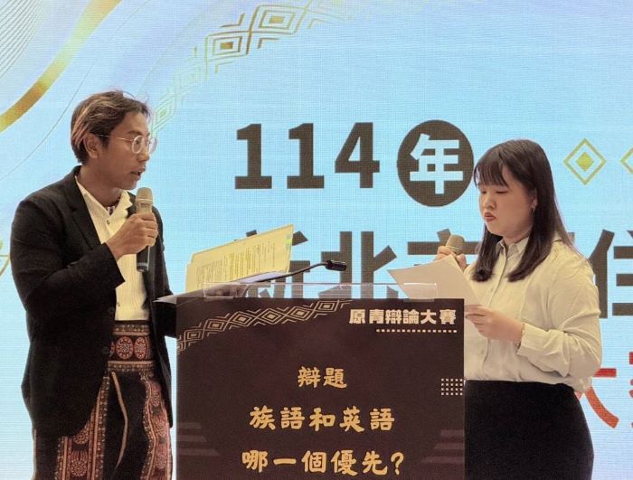 《圖說》原青辯士站在台上辯論發聲。〈原民局提供〉