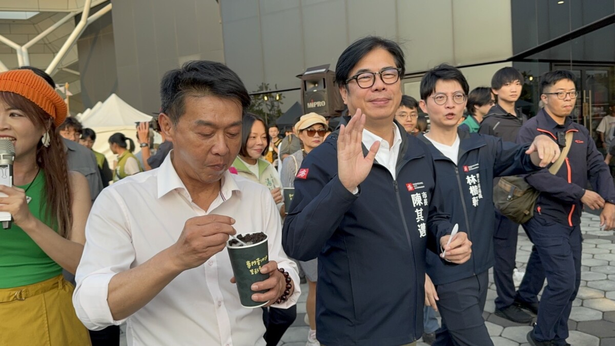 ▲高雄市長陳其邁與投身參與民進黨內市長初選的許智傑沿路吃，品嘗旗山香蕉冰沙。（記者 李堂安 翻攝）