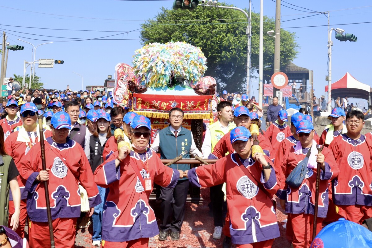 ▲北港朝天宮重啟「南都巡歷」,「黑面三媽」聖駕入境台南鹽水區,台南市長黃偉哲親臨接駕。(圖/記者陳彥霖翻攝)