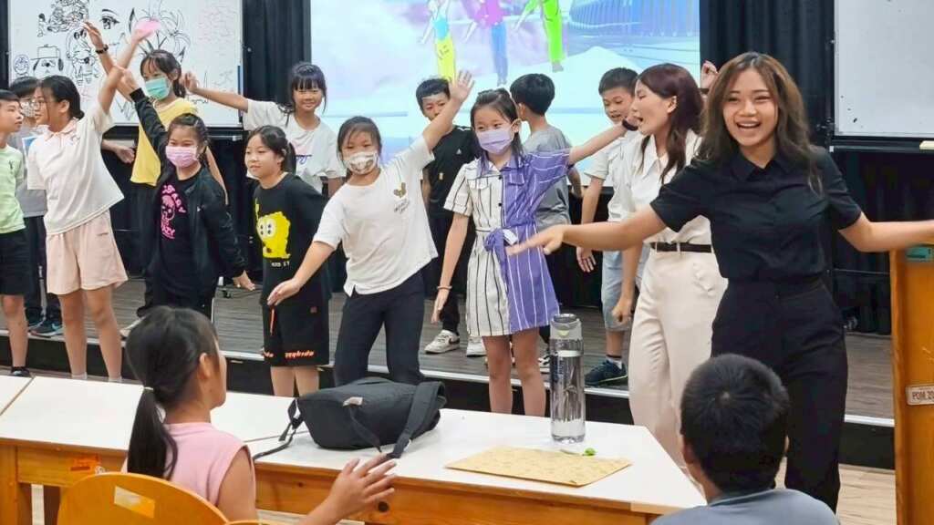 ▲大葉大學扶英英語營成果發表，小朋友透過表演展現學習成果。（記者林明佑翻攝）