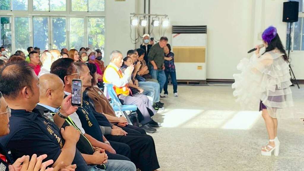 ▲芳苑鄉公所特別結合財團法人蔡衍明愛心基金會與旺旺中時公益演唱團攜手舉辦「芳苑鄉敬老關懷音樂會」。(記者林明佑翻攝)
