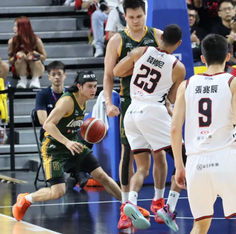 雲豹隊高錦瑋(左)、王皓吉在攻守兩端都有出色表現。 (魏冠中攝影)