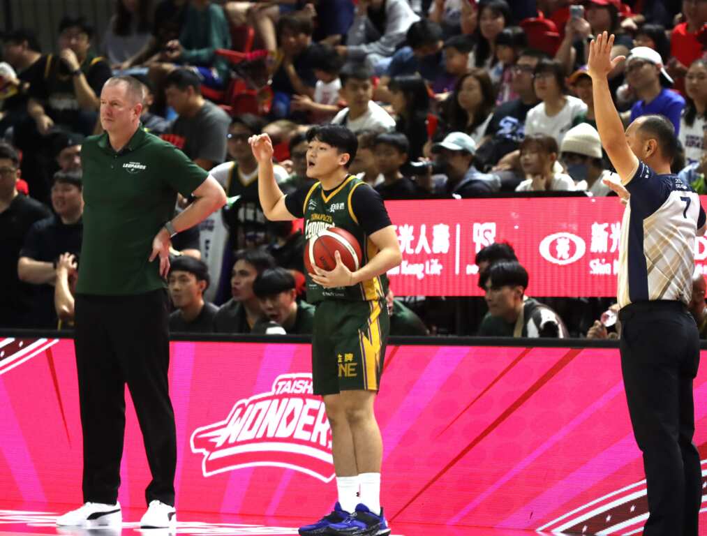 雲豹隊6連勝，德國籍總教練羅德爾(左)人高馬大，被看好是年度教練獎候選人。 (魏冠中攝影)