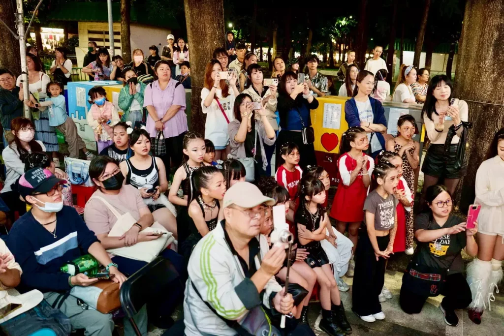 參賽者透過熱舞,在節奏中展現街頭時尚與街舞態度吸引民眾前來觀賽