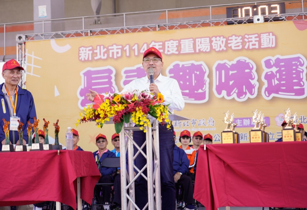 新北長青運動會熱力登場 侯友宜攜民代與2千長者同樂 239 248251116a01