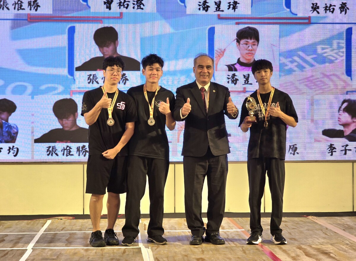 ▲勇奪2025「臺灣國際扯鈴暨高雄城市盃扯鈴運動大賽」最具觀賞性與挑戰性的個人對戰（Battle）組前三名：冠軍是鈴聲響起代表選手吳祐齊、亞軍馬來西亞雪蘭莪州扯鈴協會張惟勝、季軍則由風鈴火山曾祐澄，由高雄市扯鈴協會理事長蘇金樹（右二）頒獎。