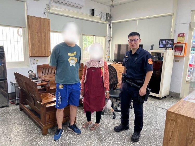▲暖警助7旬失智婦，尋人兼尋車，家屬讚「揪甘心」。（記者劉春生攝）