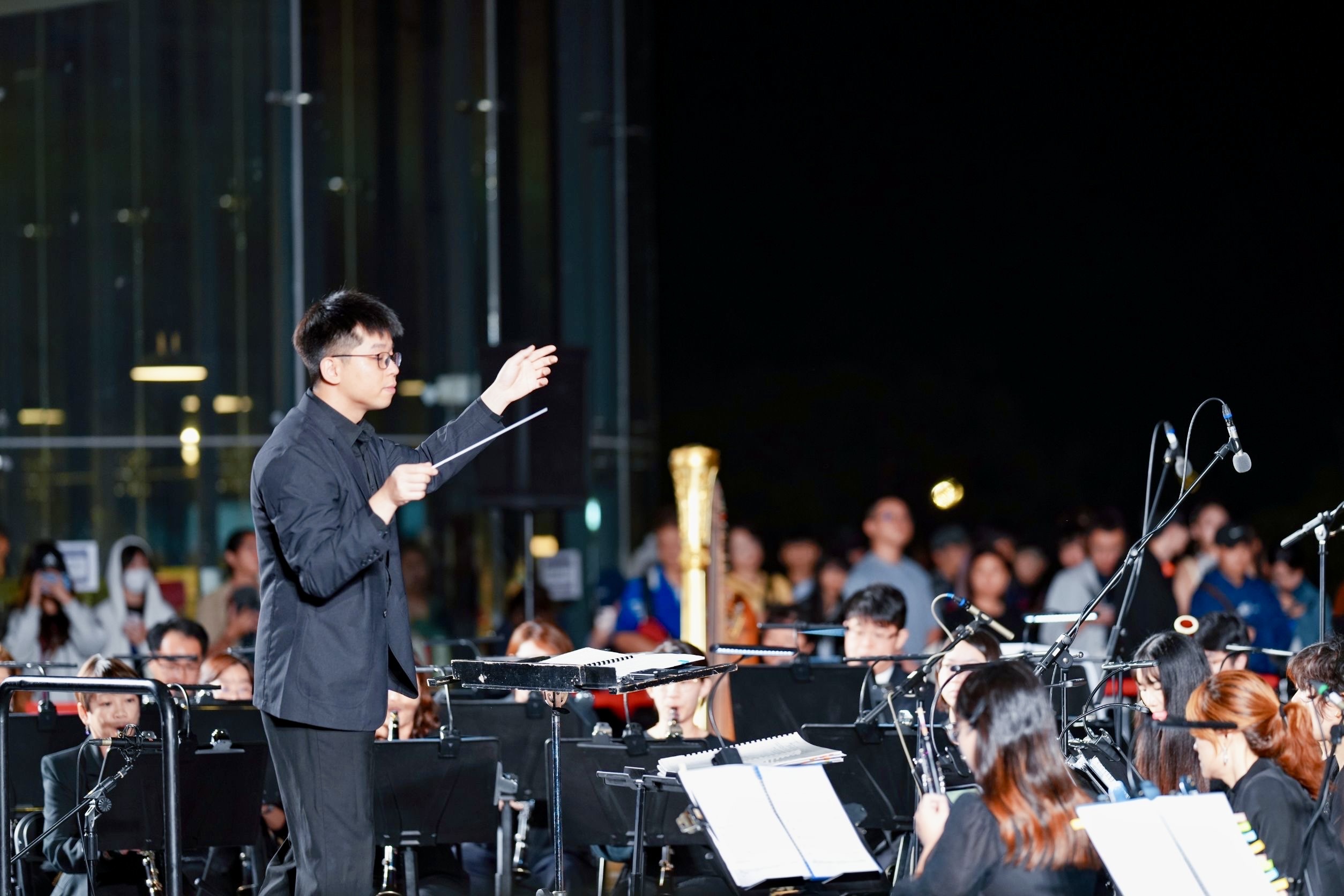NTSO臺灣管樂團 壓軸開演 薩克斯風魅力綻放 璀璨煙花點亮日月潭夜空