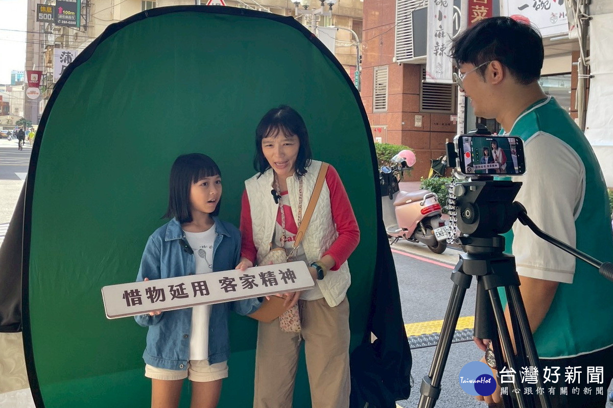 響應天光市集節能減碳理念,中嘉寬頻|北健特別把攝影棚「搬」到現場。