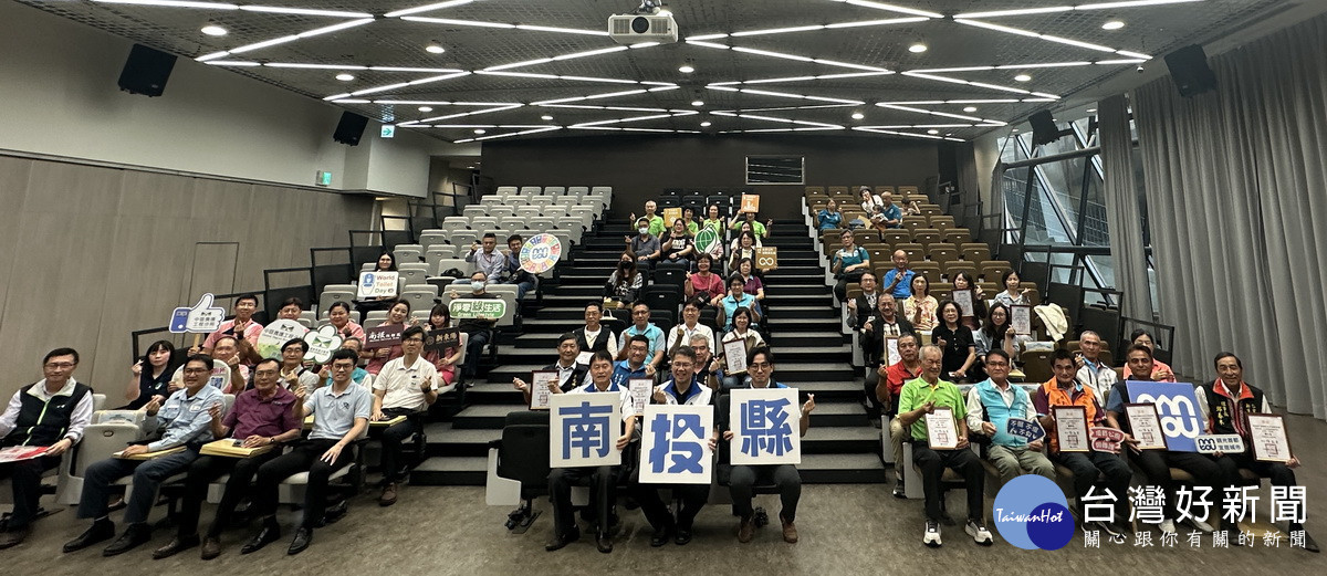 縣府代理秘書長簡青松與授獎單位代表合影。（記者扶小萍攝）