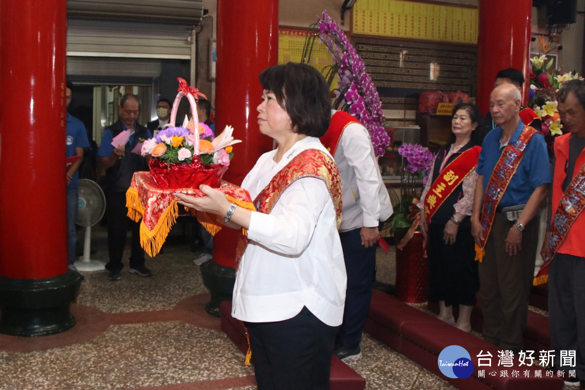 嘉義市王靈宮五顯帝廟舉辦「五顯大帝聖誕千秋祝壽大典」，嘉義市長黃敏惠擔任主典官上香祝壽／嘉義市府提供